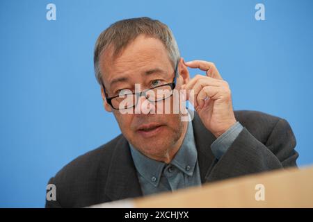 Ministerpraesident des Landes NRW Hendrik Wuest Wüst, CDU, Holger Hoffmann, Bundesgeschaeftsfuehrer Deutsches Kinderhilfswerk e.V. und Thomas Krueger Krüger, Praesident Deutsches Kinderhilfswerk e.V. Foto, stellen gemeinsam am am 14.06.2024 den Kinderreport 2024 Demokratiebildung in Deutschland in Berlin vor. DAS Vertrauen in den dauerhaften Erhalt der Demokratie in Deutschland ist laut einer Studie in der Jungen Generation Gering. Nur die Haelfte 54 Prozent der Kinder und Jugendlichen traue ihrer Generation zu, sich als Erwachsene fuer die Demokratie in Deutschland einzusetzen, heisst es in dem Banque D'Images