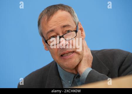 Ministerpraesident des Landes NRW Hendrik Wuest Wüst, CDU, Holger Hoffmann, Bundesgeschaeftsfuehrer Deutsches Kinderhilfswerk e.V. und Thomas Krueger Krüger, Praesident Deutsches Kinderhilfswerk e.V. Foto, stellen gemeinsam am am 14.06.2024 den Kinderreport 2024 Demokratiebildung in Deutschland in Berlin vor. DAS Vertrauen in den dauerhaften Erhalt der Demokratie in Deutschland ist laut einer Studie in der Jungen Generation Gering. Nur die Haelfte 54 Prozent der Kinder und Jugendlichen traue ihrer Generation zu, sich als Erwachsene fuer die Demokratie in Deutschland einzusetzen, heisst es in dem Banque D'Images