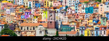 Vue panoramique de maisons colorées dans la vieille ville de Bosa, panorama de l'île de Sardaigne, Italie Banque D'Images
