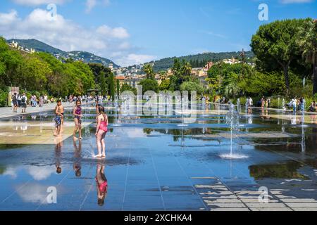 Amusez-vous dans les jets d'eau Fontaine miroir d'eau sur la Promenade du Paillon dans la vieille ville de Nice, Côte d'Azur, Côte d'Azur, Provence, France Banque D'Images