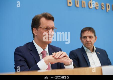 Ministerpraesident des Landes NRW Hendrik Wuest Wüst, CDU, Foto Li., Holger Hoffmann Foto Re., Bundesgeschaeftsfuehrer Deutsches Kinderhilfswerk e.V. und Thomas Krueger Krüger, Praesident Deutsches Kinderhilfswerk e.V. v.l., stellen gemeinsam am am am 14.06.2024 den Kinderreport 2024 Demokratiebildung in Deutschland in Berlin vor. DAS Vertrauen in den dauerhaften Erhalt der Demokratie in Deutschland ist laut einer Studie in der Jungen Generation Gering. Nur die Haelfte 54 Prozent der Kinder und Jugendlichen traue ihrer Generation zu, sich als Erwachsene fuer die Demokratie in Deutschland einzusetzen Banque D'Images