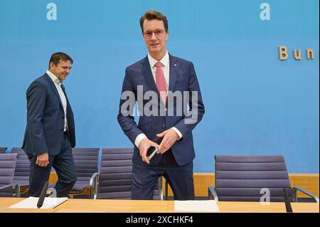 Ministerpraesident des Landes NRW Hendrik Wuest Wüst, CDU, Foto Re., Holger Hoffmann Foto Li., Bundesgeschaeftsfuehrer Deutsches Kinderhilfswerk e.V. und Thomas Krueger Krüger, Praesident Deutsches Kinderhilfswerk e.V. v.l., stellen gemeinsam am am am 14.06.2024 den Kinderreport 2024 Demokratiebildung in Deutschland in Berlin vor. DAS Vertrauen in den dauerhaften Erhalt der Demokratie in Deutschland ist laut einer Studie in der Jungen Generation Gering. Nur die Haelfte 54 Prozent der Kinder und Jugendlichen traue ihrer Generation zu, sich als Erwachsene fuer die Demokratie in Deutschland einzusetzen Banque D'Images