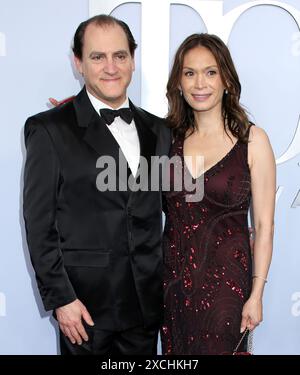 New York, États-Unis. 16 juin 2024. Michael Stuhlbarg et sa femme mai-Linh Lofgren assistent à la 77e cérémonie annuelle des Tony Awards qui s'est tenue au Lincoln Center le 16 juin 2024 à New York City, NY © Steven Bergman/AFF-USA. Crédit COM : AFF/Alamy Live News Banque D'Images