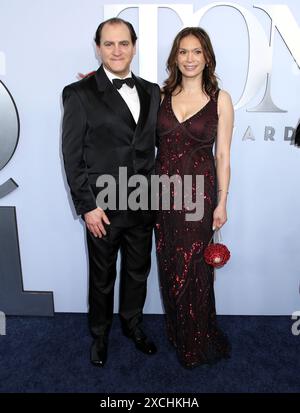 New York, États-Unis. 16 juin 2024. Michael Stuhlbarg et sa femme mai-Linh Lofgren assistent à la 77e cérémonie annuelle des Tony Awards qui s'est tenue au Lincoln Center le 16 juin 2024 à New York City, NY © Steven Bergman/AFF-USA. Crédit COM : AFF/Alamy Live News Banque D'Images