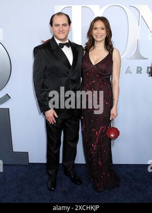 New York, États-Unis. 16 juin 2024. Michael Stuhlbarg et sa femme mai-Linh Lofgren assistent à la 77e cérémonie annuelle des Tony Awards qui s'est tenue au Lincoln Center le 16 juin 2024 à New York City, NY © Steven Bergman/AFF-USA. Crédit COM : AFF/Alamy Live News Banque D'Images