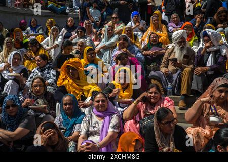 Londres, Royaume-Uni. 17 juin 2024. Les séparatistes sikhs organisent un rassemblement pro-Khalistan à Londres. Des centaines de manifestants pro et anti-Khalistani se sont rassemblés à Trafalgar Square à Londres, au Royaume-Uni, le dimanche 16 juin 2024, pour soutenir une patrie sikhe indépendante, le Khalistan. Photo de Denis Prezat/ABACAPRESS. COM Credit : Abaca Press/Alamy Live News Banque D'Images