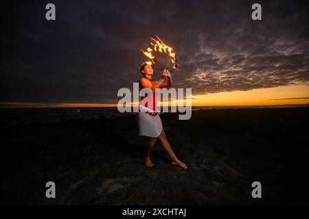 Danseuse de feu, Aileen Kunewa Banque D'Images