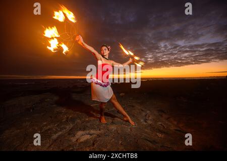 Danseuse de feu, Aileen Kunewa Banque D'Images