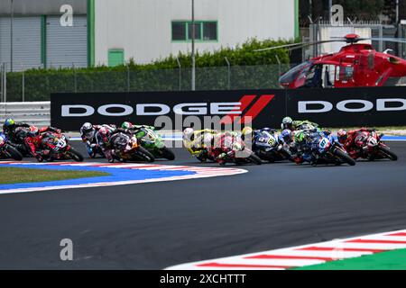 Misano Adriatico, Italie. 15 juin 2024. Le départ de la course 1 au Pirelli Emilia Romagna Round - Race 1, World Superbike - SBK course à Misano Adriatico, Italie, 15 juin 2024 crédit : Agence photo indépendante/Alamy Live News Banque D'Images