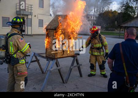 Citizens Fire Academy of Roswell Fire Department écoute l'instructeur capitaine Keith 'Doc' Schneider expliquer les avantages de l'utilisation d'un feu de maison de poupée p Banque D'Images