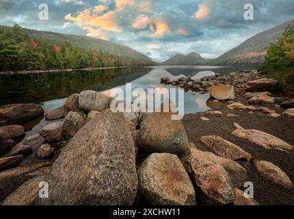 Jordan Pond avec montagnes Nord et Sud Bubble. Parc national d'Acadia, Maine Banque D'Images