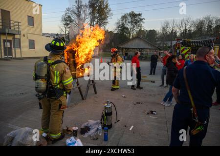 Citizens Fire Academy of Roswell Fire Department écoute l'instructeur capitaine Keith 'Doc' Schneider expliquer les avantages de l'utilisation d'un feu de maison de poupée p Banque D'Images