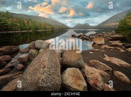 Jordan Pond avec montagnes Nord et Sud Bubble. Parc national d'Acadia, Maine Banque D'Images