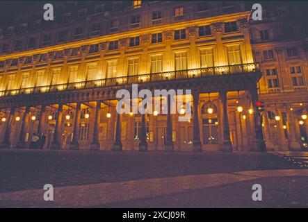 La Comédie-française ou Théâtre-Français de nuit, Paris, France Banque D'Images