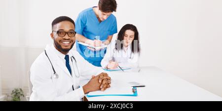 Les praticiens et les stagiaires ayant Séance in Medical Office Banque D'Images