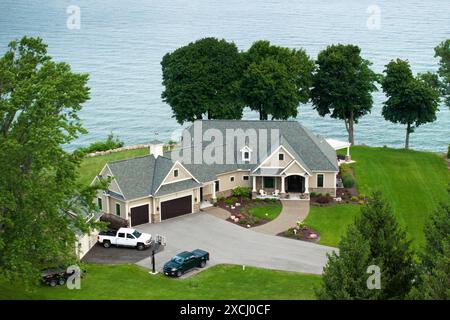 Maison résidentielle de deux étages en bord de mer sur la rive du lac Ontario dans la zone de vie rurale à Rochester, NY. Maisons de rêve américaines comme exemple de l'immobilier Banque D'Images