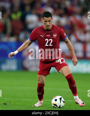 GELSENKIRCHEN, ALLEMAGNE - 16 JUIN : le serbe Sasa Lukic court avec le ballon lors du match de la phase de groupes de l'UEFA EURO 2024 entre la Serbie et l'Angleterre en AR Banque D'Images