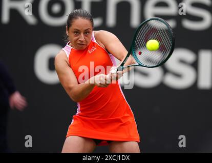 Elisabetta Cocciaretto en action contre Jelena Ostapenko dans leur match en simple féminin le troisième jour du Rothesay Classic à Edgbaston Priory Club, Birmingham. Date de la photo : lundi 17 juin 2024. Banque D'Images