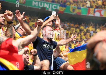 Munich Football Arena, Munich, Allemagne. 17 juin 2024. Euro 2024 Groupe E Football, Roumanie contre Ukraine ; les fans de Roumanie célèbrent la victoire dans le match crédit : action plus Sports/Alamy Live News Banque D'Images