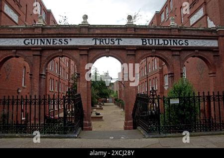 The Guinness Trust Buliding, Bermondsey, Southwark, Londres, Royaume-Uni. Le bâtiment, nommé d'après Sir Edward Guinness, 1er baronnet, a été formé pour fournir aff Banque D'Images