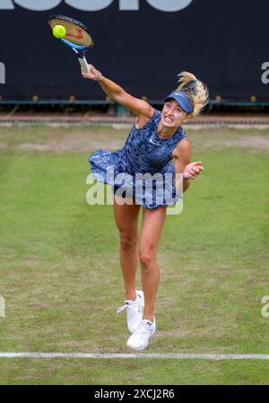 Birmingham, Royaume-Uni. 17 juin 2024 ; Edgbaston Priory Club, Birmingham, Angleterre : Rothesay Tennis Classic Birmingham, jour 1 ; nastasia Potapova sert dans son match de célibataires féminin contre Elina Avanesyan crédit : action plus Sports images/Alamy Live News Banque D'Images