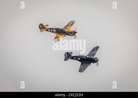 Curtiss P-40F Kittyhawk 'X-17' et Hawk 75A-1 'G-CCVH', aérodrome de Duxford, Cambridgeshire, Royaume-Uni Banque D'Images