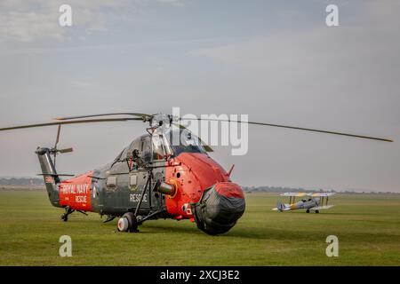 Westland Wessex HU5 XT761 et DH82A Tiger Moth 'R4922', aérodrome de Duxford, Cambridgeshire, Royaume-Uni Banque D'Images