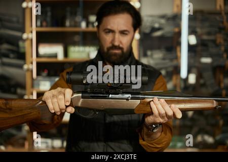 Vendeur d'homme mûr démontrant l'arme debout au comptoir dans le magasin d'armes Banque D'Images