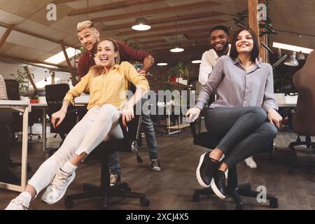 Travailler dur jouer dur. Business people in office Banque D'Images