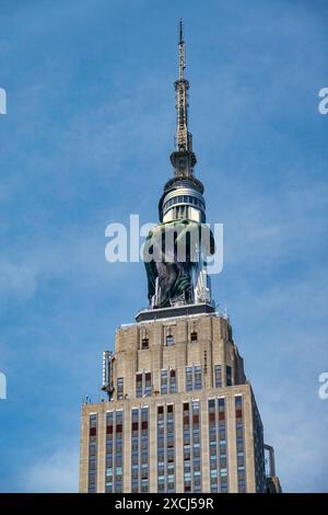 Le ballon Giant Dragon se boucle autour de l'Empire State Building pour annoncer la première saison de la série télévisée « House of the Dragon », New York, États-Unis Banque D'Images