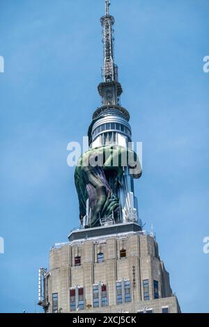 Le ballon Giant Dragon se boucle autour de l'Empire State Building pour annoncer la première saison de la série télévisée « House of the Dragon », New York, États-Unis Banque D'Images