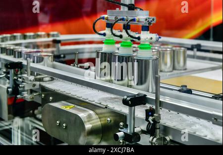 Produits alimentaires en conserve sur le tapis transporteur dans l'entrepôt de distribution. Concept du système de transport des colis Banque D'Images