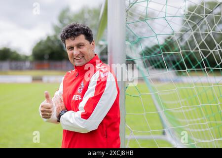 Pulheim, Allemagne. 17 juin 2024. Football : Championnat d'Europe : Viktor Pasulko, ancien footballeur national de l'URSS, tient un but sur un terrain de football. Pasulko (63) est le seul joueur vivant en Allemagne de l'équipe soviétique (URSS) qui a atteint la finale du Championnat d'Europe à Munich en 1988. Crédit : Rolf Vennenbernd/dpa/Alamy Live News Banque D'Images