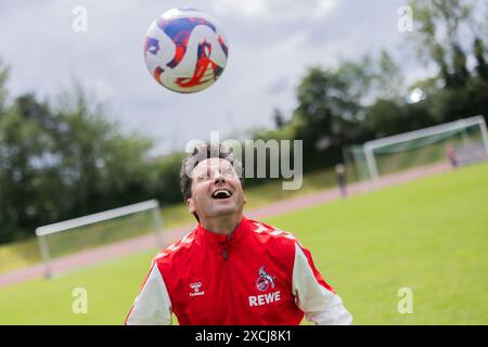 Pulheim, Allemagne. 17 juin 2024. Football : Championnat d'Europe : Viktor Pasulko, ancien footballeur national de l'URSS, joue avec un footballeur sur un terrain de football. Pasulko (63) est le seul joueur vivant en Allemagne de l'équipe soviétique (URSS) qui a atteint la finale du Championnat d'Europe à Munich en 1988. Crédit : Rolf Vennenbernd/dpa/Alamy Live News Banque D'Images