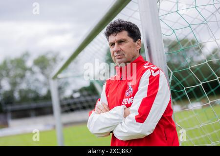 Pulheim, Allemagne. 17 juin 2024. Football : Championnat d'Europe : Viktor Pasulko, ancien footballeur national de l'URSS, tient un but sur un terrain de football. Pasulko (63) est le seul joueur vivant en Allemagne de l'équipe soviétique (URSS) qui a atteint la finale du Championnat d'Europe à Munich en 1988. Crédit : Rolf Vennenbernd/dpa/Alamy Live News Banque D'Images