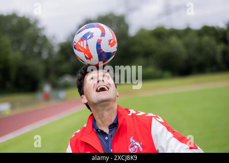 Pulheim, Allemagne. 17 juin 2024. Football : Championnat d'Europe : Viktor Pasulko, ancien footballeur national de l'URSS, joue avec un footballeur sur un terrain de football. Pasulko (63) est le seul joueur vivant en Allemagne de l'équipe soviétique (URSS) qui a atteint la finale du Championnat d'Europe à Munich en 1988. Crédit : Rolf Vennenbernd/dpa/Alamy Live News Banque D'Images