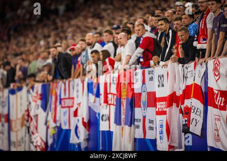 Gelsenkirchen, Allemagne. 16 juin 2024. Fans Serbie - Angleterre Serbien - Angleterre 15.06.2024 crédit : Moritz Muller/Alamy Live News Banque D'Images