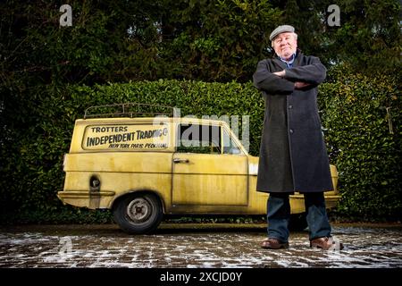 John Sullivan - Créateur de Only Fools and Horses, photographié dans sa maison Essex. Banque D'Images