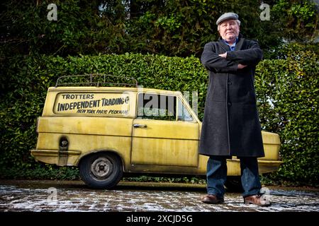 John Sullivan - Créateur de Only Fools and Horses, photographié dans sa maison Essex. Banque D'Images