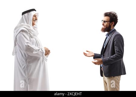 Arabe portant une robe ethnique et parlant à un homme isolé sur fond blanc Banque D'Images