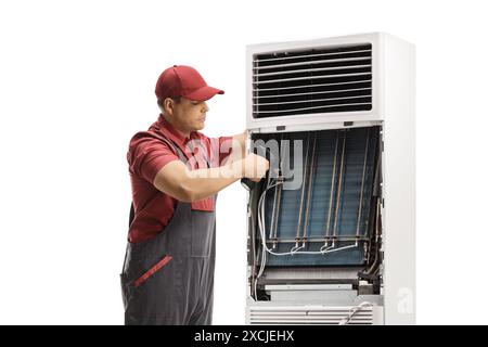 Réparateur réparateur d'un climatiseur portable isolé sur fond blanc Banque D'Images