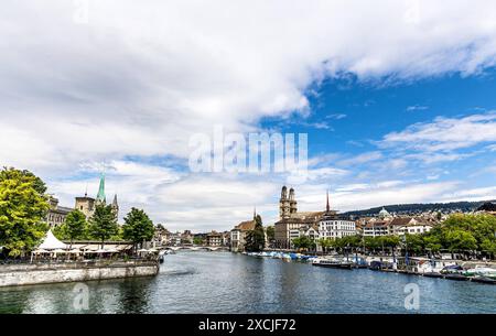 14.06.2024 - Panorama : Blick auf Limmat, Münsterbrücke und das Grossmünster in Zürich Schweiz an einem herrlichen Sommertag. Aufgenommen ist das Bild von der Quaibrücke, soudeur der Limmat direkt in den Zürichsee mündet. Zürich City Zürich Schweiz *** 14 06 2024 vue panoramique du Limmat, du Münsterbrücke et du Grossmünster à Zurich Suisse par un beau jour d'été la photo a été prise depuis le Quaibrücke, où le Limmat se jette directement dans le lac de Zurich Zurich ville Zurich Suisse Copyright : xBEAUTIFULxSPORTS/RaphaelxSchmittx Banque D'Images