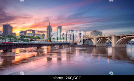 Saint Paul, Minnesota, États-Unis. Image de paysage urbain du centre-ville réunissant Paul, Minnesota, USA avec reflet de la ligne d'horizon dans le fleuve Mississippi à la belle summ Banque D'Images