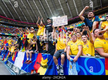 Fans von Rumaenien bejubeln den SIEG waehrend des Spiels der UEFA EURO 2024 - Gruppe E zwischen Rumänien und Ukraine, Fussball Arena München am 17. Juin 2024 à München, Deutschland. Foto von Silas Schueller/DeFodi images les fans de Roumanie célèbrent la victoire lors du match UEFA EURO 2024 - Groupe E entre la Roumanie et l'Ukraine au Munich Football Arena le 17 juin 2024 à Munich, Allemagne. Photo de Silas Schueller/DeFodi images Defodi-738 738 ROUKR 20240617 287 *** les fans de Roumanie célèbrent la victoire lors du match du groupe E de l'UEFA EURO 2024 entre la Roumanie et l'Ukraine, Munich Football Arena le 1er juin Banque D'Images