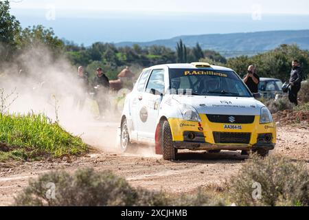 Anogyra, Chypre - 29 janvier 2023 : Suzuki Swift Sport MK4 accélère sur la route de terre soulevant de la poussière à l'Anogyra Rally Sprint 2023 Banque D'Images