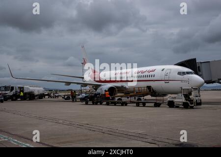 Marseille, France. 14 juin 2024. Un avion Air Algerie à l'aéroport Marseille-Provence. Le nouveau terminal 1 de l’aéroport Marseille-Provence, redessiné par les architectes Foster Partners dans le cadre des Jeux Olympiques de Paris 2024, sera ouvert au public le 17 juin 2024. (Crédit image : © Laurent Coust/SOPA images via ZUMA Press Wire) USAGE ÉDITORIAL SEULEMENT! Non destiné à UN USAGE commercial ! Banque D'Images