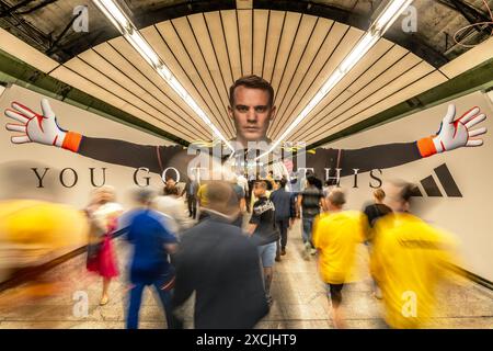 Überdimensionaler Manuel Neuer im U-Bahnhof Odeonsplatz, Fußball-EM, München, Juni 2024 Deutschland, München, Juni 2024, überdimensionaler Manuel Neuer im U-Bahnhof Odeonsplatz, Dekoration zur Fußball-EM im Verbindungstunnel zwischen den beiden U-Bahn-Linien, Fahrgäste eilen vorbei, Foto perspektivisch perfekt in den Gang gesetzt, UEFA EURO 2024, Fußball-Europameisterschaft, Fußball, Sport, *** Manuel Neuer surdimensionné dans la station de métro Odeonsplatz, Championnat d'Europe de football, Munich, juin 2024 Allemagne, Munich, juin 2024, Manuel Neuer surdimensionné dans la station de métro Odeonsplatz, Decora Banque D'Images