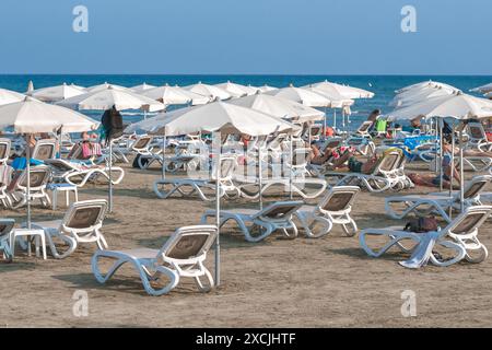 Larnaca, Chypre - 09 juillet 2022 : les touristes profitent de leurs vacances d'été tout en se relaxant sur une plage Mackenzie Banque D'Images