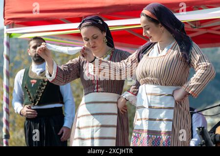 Limnatis, Chypre - 24 décembre 2022 : deux femmes portant des costumes chypriotes traditionnels dansent sur scène au festival Almond Tree Blossom Banque D'Images