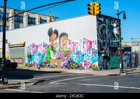 Couvert en Street art New York City, USA. Graffity et Street art couvraient d'anciens bâtiments industriels le long des rues de Bushwick, Brooklyn. New York Bushwick, Brooklyn New York États-Unis Copyright : xGuidoxKoppesxPhotox Banque D'Images